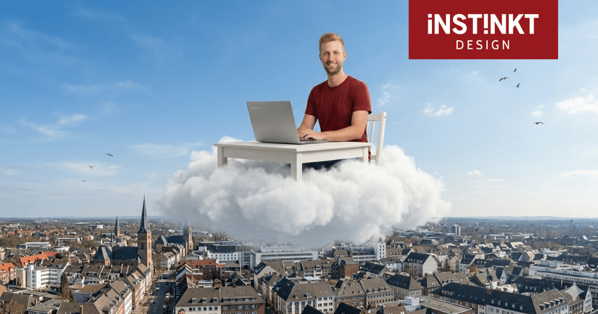 Webdesigner schwebt auf einer Wolke mit Laptop über Recklinghausen